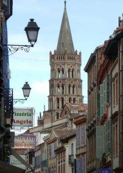 Le clocher de la basilique (romane) Saint Sernin, à Toulouse, situé au-dessus de la croisée du transept