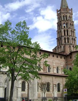 Le clocher de la basilique (romane) Saint Sernin, à Toulouse, situé au-dessus de la croisée du transept