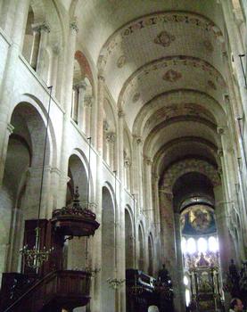 L'intérieur et les voûtes romanes de la basilique Saint Sernin