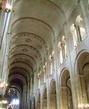 L'intérieur et les voûtes romanes de la basilique Saint Sernin