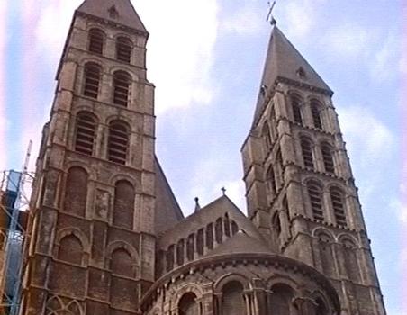 Le transept et les tours nord de la cathédrale romano-gothique de Tournai (Hainaut)