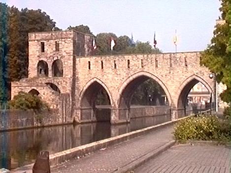 Le pont des Trous, sur l'Escaut, à Tournai (Hainaut) était un élément de la 2e enceinte de la ville. A gauche, la tour du Bourdiel date de 1281. Des grilles pouvaient couper le passage sur le fleuve