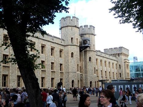 La caserne Waterloo (19e siècle), où sont conservés les joyaux de la Couronne, dans la tour de Londres
