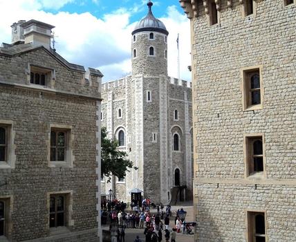 La tour blanche (white tower), est la partie la plus ancienne (11e siècle) de la tour de Londres, et en occupe le centre