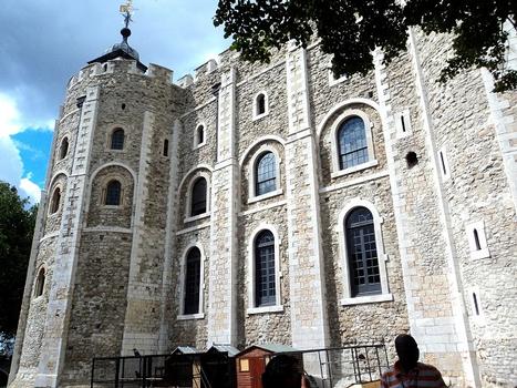La tour blanche (white tower), est la partie la plus ancienne (11e siècle) de la tour de Londres, et en occupe le centre