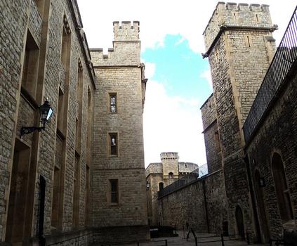 La tour Bowyer (à droite) occupe la partie nord de l'enceinte extérieure de la tour de Londres