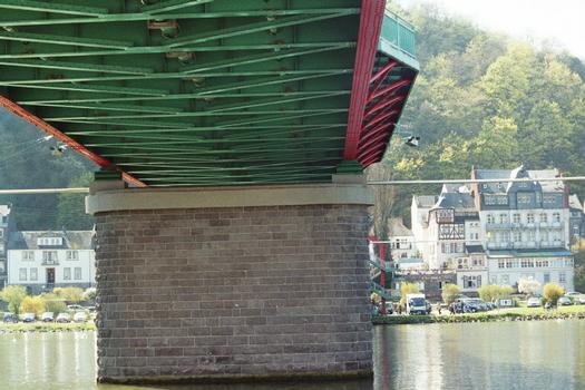 Le pont routier entre Traben et Trarbach (Traben-Trarbach) sur la Moselle
