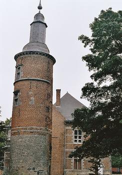 La tour, reconstruite au 17e siècle, du château de Trazegnies (commune de Courcelles)