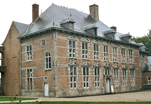 Château de Trazegnies: L'aile ouest du château de Trazegnies (commune de Courcelles), date du 17e siècle, mais s'élève sur des caves voûtées des 13e-14e siècles