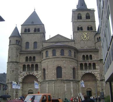 La façade et le clocher de la cathédrale Saint-Pierre à Trèves