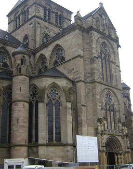 La façade, partiellement gothique, de la cathédrale Saint-Pierre de Trèves