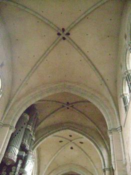 L'intérieur et la voûte de la cathédrale Saint-Pierre de Trèves