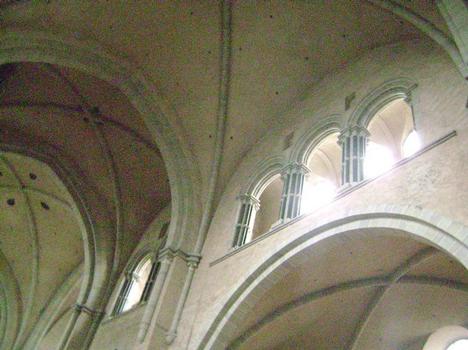 L'intérieur et la voûte de la cathédrale Saint-Pierre de Trèves