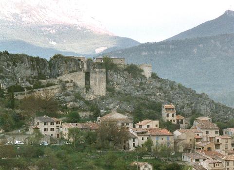 Le château de Trigance (XIe siècle). Ses quatre tours abritent un hôtel-restaurant de luxe