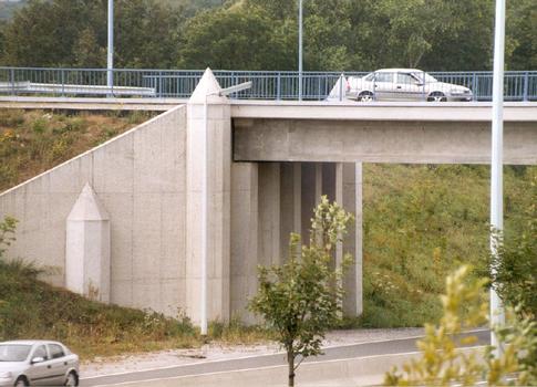 Pont de Tromcourt auf der N5 am Eingang zu Marienbourg (Stadteil von Couvin), Neubau 2000-2002