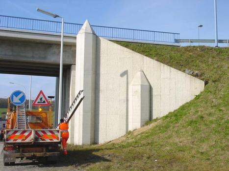 Travaux d'entretien du pont de Tromcourt sur la N5 à l'entrée de Mariembourg