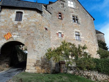 La porte des Mauriolles, à Turenne (Corrèze), conduit au château et à la chapelle des Capucins