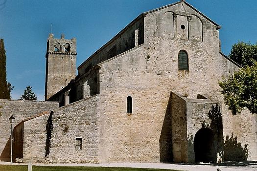 La façade et le clocher de la cathédrale (romane) Notre-Dame-de-Nazareth à Vaison-la-Romaine (Vaucluse)