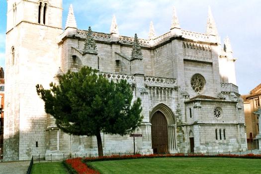 Bas-côté de l'église Santa Maria de la Antigua à Valladolid (Castille-et-Léon): tour romane et bas-côtés gothiques)