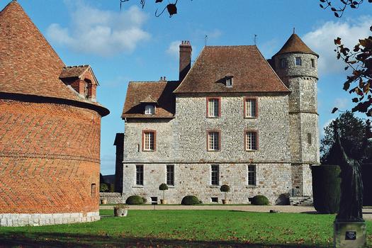 Le château de Vascoeuil (Eure) date des dernières années du 15e siècle. Appareillage en blocs de grès local, haute tourelle avec escalier desservant tous les étages, colombier du 17e siècle