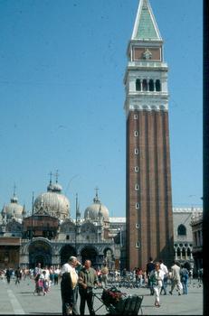 Campanile of Piazza San Marco in Venise with a height of 98 m: Reconstructed in identical fashion after its collapse in 1902