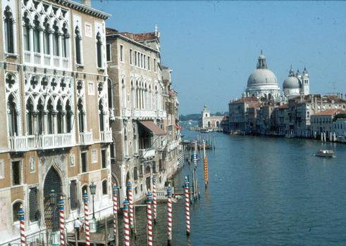 Links der Palazzo Cavalli-Franchetti und rechts die Basilika Santa Maria della Salute in Venedig
