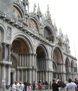 La façade et le côté nord de la basilique Saint Marc à Venise