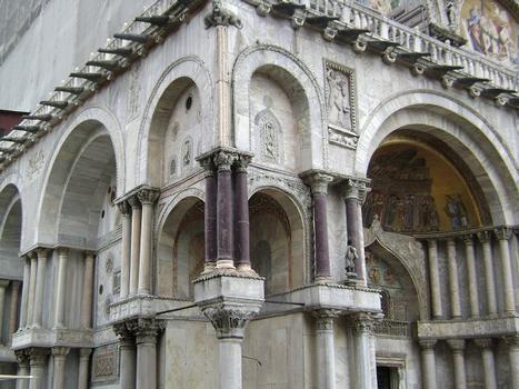La façade et le côté nord de la basilique Saint Marc à Venise
