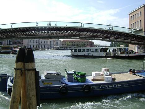 Le nouveau pont de la Constitution, à côté de la piazza Roma, à Venise