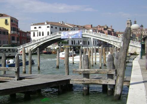 Le ponte degli Scalzi, en face de l'église degli Scalzi et de la gare Santa Lucia, sur le Grand Canal, à Venise