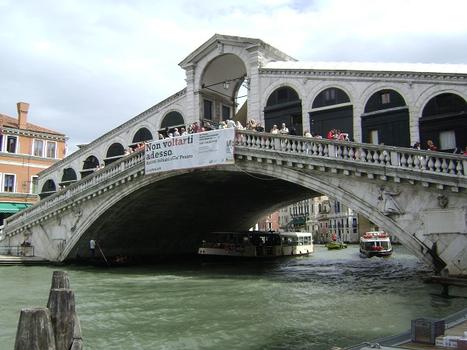 Le pont Rialto, sur le Grand Canal