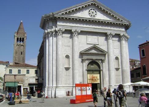 La façade de l'église de San Barnaba, à Venise