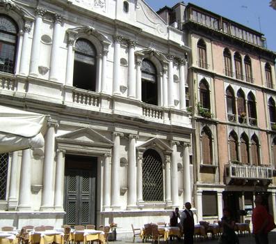 La façade de l'église Saint Fantin, à côté du théâtre de la Fenice, à Venise