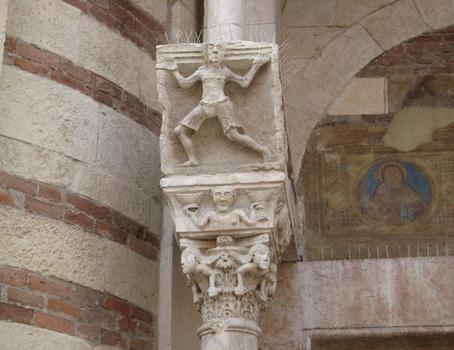 La façade et les portails de la cathédrale Santa Maria Matricolare de Vérone