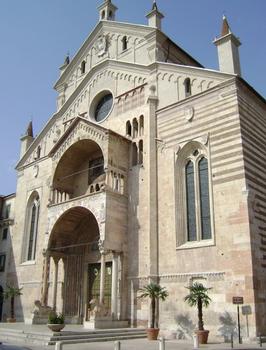La façade et les portails de la cathédrale Santa Maria Matricolare de Vérone