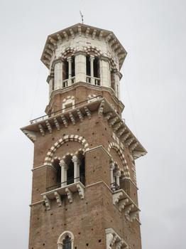 La tour des Lamberti, qui domine le palazzo della Ragione, sur un côté de la piazza delle Erbe, à Vérone