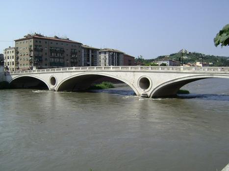 Le ponte della Vittoria (pont de la Victoire), sur l'Adige (Vérone)