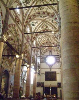 L'intérieur et les voûtes de l'église Santa Anastasia de Vérone, la plus vaste de la ville