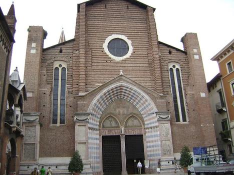 La façade et le portail de l'église Santa Anastasia, à Vérone