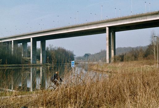 Le viaduc de Viesville (commune de Luttre) par lequel l'autoroute E42 (A15) surplombe une ligne de chemin de fer, une rue et le canal Charleroi-Bruxelles