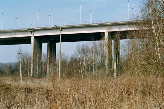 Le viaduc de Viesville (E42) au-dessus du canal Charleroi-Bruxelles