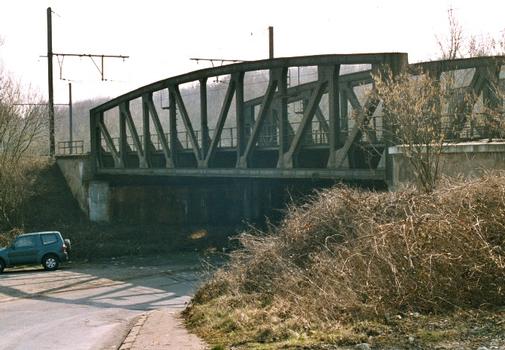 Le pont métallique de la ligne de chemin de fer Charleroi-Bruxelles sur le rue du Viaduc à Viesville (commune de Luttre)