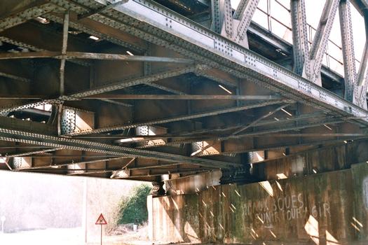 La substructure du pont métallique du chemin de fer à Viesville (Luttre)
