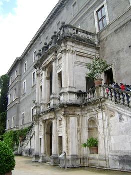 La villa d'Este à Tivoli (Latium) est un ancien couvent complètement restauré au 16e siècle par et pour le cardinal Hippolyte d'Este