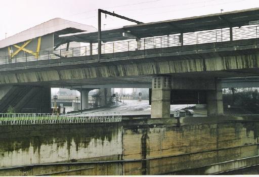 Brücke der aufgeständerten Fahrbahn an der Metrostation »La Villette« über die Sambre in Charleroi