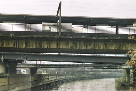 La Sambre à Charleroi. Successivement le pont du métro, le viaduc de la petite ceinture (autoroutière) à l'ouest de la ville et le pont du chemin de fer (au fond)