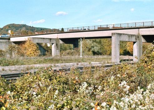 Le pont de Vitry-sur-Orne (Moselle) surplombant le chemin de fer et l'Orne