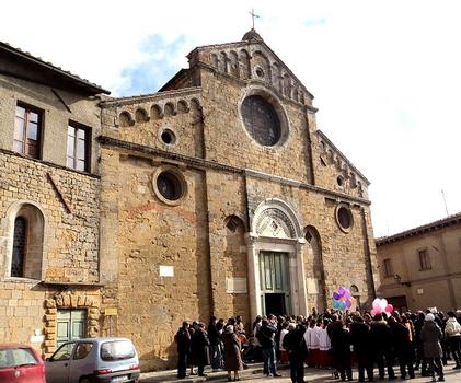 La façade et le campanile de la cathédrale (duomo santa Maria Assunta) de Volterra (Toscane)