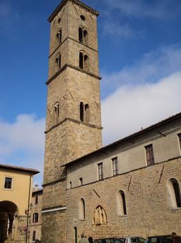 La façade et le campanile de la cathédrale (duomo santa Maria Assunta) de Volterra (Toscane)