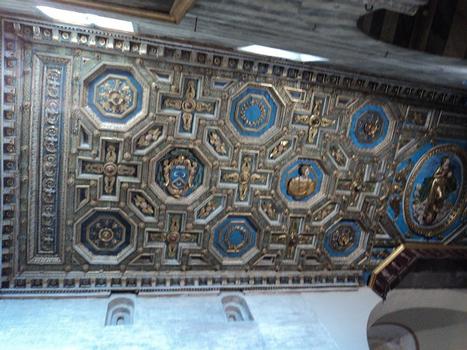 L'intérieur et les plafonds de la cathédrale Santa Maria Assunta de Volterra (Toscane)